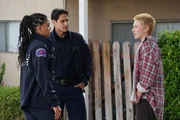 Station 19 Staffel 5 Folge 17 Die Feuerwehrleute kümmern sich: Barrett Doss als Victoria Hughes (l.), Carlos Miranda als Theo Ruiz (M.)