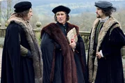 Richard Riche (Tom Mothersdale, li.) und Wriothesley (Harry Melling, re.) setzen Thomas Cromwell (Mark Rylance, Mi.) darüber in Kenntnis, wer der Anführer der Rebellion im Norden ist.