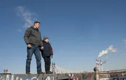 Der Marine-Veteran John Russell (Chad Michael Collins, l.) verprügelt seine Frau und entführt anschließend seinen Sohn Tommy (Michael Capparella, r.). Danny und Baez nehmen die Verfolgung  auf ...