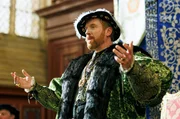 König Henry VIII. (Damian Lewis) begrüßt seine Gäste, vor allem die Lords, am Hofe.