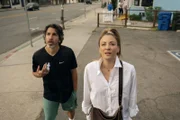 Nathan Bartlett (Chris Messina, l.); Ava Bartlett (Kaley Cuoco, r.)