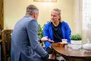 Michael misstraut Anja und will ihr die Diamanten nicht ohne Beweis für ihre Geschichte überlassen.