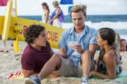 Zac (Chai Romruen, li.) und Evie (Gemma Forsyth, re.) sind an den Strand geflüchtet, um an ihrem freien Samstag endlich ungestört Zeit miteinander zu verbringen. Cam (Dominic Deutscher, Mi.) interessiert das wenig. Er präsentiert ihnen ungefragt eine seiner zahlreichen Ideen, um das Strandcafé zu verbessern.