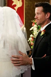 Nach alldem, was geschehen ist, riskiert Mike (James Denton, r.) ein neues Wagnis: Er heiratet ....