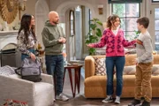 (v.l.n.r.) Julia Mariano (Abigail Spencer); Jim Kearney (Jon Cryer); Grace (Sofia Capanna); Jimmy jr. (Finn Sweeney)