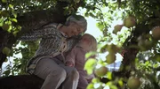 Oma klettert einfach zu Mara auf den Apfelbaum.