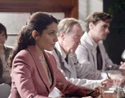 In der Aufsichtsrat-Sitzung sprechen die Mitglieder über die Zukunft der Klinik (v.l.: Lisa Edelstein, David Castellani, Robert Sean Leonard).