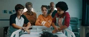 Sammy (Arthur Hermans), Jos (Ann Tuts), Ella (Cécile Enthoven), Thomas (Stan Van Samang) und Noor (Maja Azila) machen sich Sorgen um den kranken Felix (Junes Callaert).