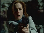 In einem Steinbruch kommt es zum Showdown zwischen Scully (Gillian Anderson) und dem regenerierten Schattenmann ...