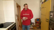 Stephan und sein Hund haben eine neue Wohnung und fühlen sich dort pudelwohl.