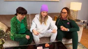Bärbel Wierichs (l.), Cheyenne Ochsenknecht und Natascha Ochsenknecht (r.) testen den "Gesicht Lift Slimmer".    +++