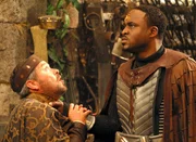 Maybourne (Tom McBeath, li.) bietet First (Wayne Brady, re.) seine Hilfe an, doch ein Goa'Uld ist unberechenbar...