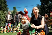 "Soko Donau", "Sein und Schein." Die SOKO untersucht den Mord am Obmann einer Kleingartensiedlung. In der idyllischen Siedlung mit ihren liebevoll gepflegten Gärten herrscht zwischenmenschlicher Kleinkrieg. Jeder verbirgt ein schmutziges Geheimnis, jeder scheint ein Motiv für die Tat zu haben. Im Bild (v.li.): Gregor Seberg (Helmuth Nowak), Stefan Jürgens (Carl Ribarski), Susi Stach (Elfi Kowalski).