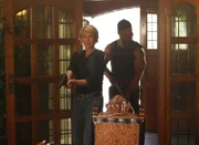 Carter (Amanda Tapping, li.) und Teal'C (Christopher Judge) stürmen das Haus. Plötzlich war der Kontakt zu Kinsey abgebrochen...