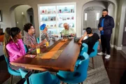 (v.li.): Katlyn Nichol (Olivia Lockhart), Marcus Scribner (Andre ‚Junior‘ Johnson jr.), Jenifer Lewis (Ruby), Laurence Fishburne (Pops), Tracee Ellis Ross (Rainbow ‚Bow‘ Johnson), Anthony Anderson (Andre ‚Dre‘ Johnson).