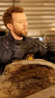 Hodgins (TJ Thyne) untersucht die verwesten Überreste einer Leiche, die in einem hohlen Baumstamm gefunden wurden.