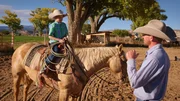 Will Godsey übt das Lassowerfen mit seinem Sohn.