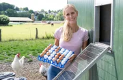 Gastgeberin Marina Dickhoven betreibt gemeinsam mit ihrem Mann Martin den Milchviehhof Dickhoven in Solingen. Die beiden sind die vierte Generation auf dem Hof und versorgen rund 200 Milchkühe und 50 Hühner.