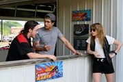 (l-r) Jack Alcott als Randy, Charles Melton als Davis Mcdowell, Natasha Lyonne als Charlie Cale
