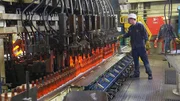 Pro Minute formt eine Maschine aus 1200-Grad-heißen Tropfen 400 Flaschen. Maschinenführer Christian Handelsmann kontrolliert die Formen aus Gusseisen. Sie werden einmal die Stunde gefettet, damit sich die warmen Flaschen gut lösen. Weitere Fotos erhalten Sie auf Anfrage.