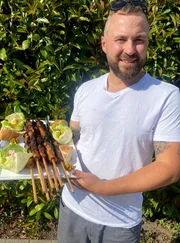 Der ehemalige Rettungssanitäter Michael Ott übernimmt den Friedrichsdorfer Catering-Betrieb "Die Spießer", bei dem er zuvor schon nebenberuflich ausgeholfen hat und baut ihn zu einem florierenden Geschäft aus.