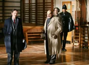 "Agatha Christie's Poirot", "Die Katze im Taubenschlag." Im renommierten Mädchenpensionat Meadowbank werden Töchter aus reichen Familien und eine ausländische Prinzessin auf ihre Zukunft vorbereitet. Poirot ist mit der Schulleiterin befreundet und eingeladen die Abschlussrede zu halten. Nach der anschließenden Feier bittet Miss Bulstrode Poriot seine Fähigkeit zur Menschenbeobachtung dazu einzusetzen, in der Lehrerschaft eine Nachfolgerin für das Amt der Schulleiterin auszuwählen. Poirot stimmt bereitwillig zu, ohne zu ahnen, dass in der darauffolgenden Nacht ein grausamer Mord geschehen wird. Die sadistische Sportlehrerin Grace Springer wird in der abseits gelegenen Turnhalle von einem Wurfspeer durchbohrt aufgefunden. Schnell ist klar, dass sich dieser Zwischenfall auf das Renommee des Internats auswirken wird. Zwar versucht Miss Bulstrode das Geschehene nicht an die Öffentlichkeit dringen zu lassen, aber nach einem Mordversuch, der Enttarnung eines MI5-Agenten und einem weiteren Mord an der Französischlehrerin Mademoiselle Blanche, lässt sich der Aderlass der Schülerschaft nicht mehr aufhalten. Nun ist es an Poirot, den Mörder zu überführen und so die Reputation der Schule wiederherzustellen. Im Bild (v.li.): Anton Lesser (Inspector Kelsey), David Suchet (Hercule Poirot), Harriet Walter (Miss Bulstrode).