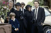 ErschYtternd nehmen alle Familienmitglieder Abschied. V.li.n.re.: Marion (Sabine Kaack), Vera Drombusch (Witta Pohl) Thomi (Eike Hagen Schweikhardt), Oma (Grete Wurm), Chris (Mick Werup), Daniel (Jan Harndorf, vorne).