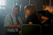 (l-r) Luis Guzmán als Raoul, Natasha Lyonne als Charlie Cale