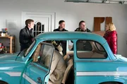 Klara (Wolke Hegenbarth, r.), Ollie (Christoph Hagen Dittmann, 2.v.r.) und Jonas (Jan Niklas Berg, l.) treffen in Lehnerts Garage auf Pasulke (Henning Peker, 2.v.l.).