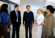 ARD ROTE ROSEN FOLGE 1533, am Freitag um 14:10 Uhr im ERSTEN. Britta (Jelena Mitschke, 2.v.r.) erklärt, warum nur Gunter (Hermann Toelcke, 2.v.r.) als Blutspender für Merle in frage kommt (mit Anika Lehmann, l., Timothy Peach, M. und Barbara Ricci, r.).