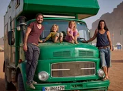 Für zwei Jahre ist der grüne Lkw "Frosch" das Zuhause der Familie Schmitt.