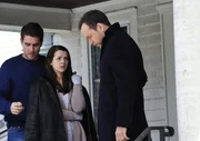 Als Stephanie Rose (Rose Hemingway, M.) bei einem Angriff von Jugendlichen ihr Baby verliert, sind sie und ihr Mann Mike (Josh Segarra, l.) am Boden zerstört. Danny (Donnie Wahlberg, r.) muss die Täter so schnell wie möglich finden, denn diese spielen ein grausames Spiel ...