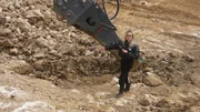 Die Baugrube auf dem neuen Grundstück in Saint-Tropez wird mit einem Bagger ausgehoben. Derweil befindet sich Robert in Dubai. Im Bild: Davina