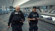 Officer Chun und sein Kollege vom US-Grenzschutz fahnden am Flughafen SFO nach einem Mann aus Südkorea, der sich an einem Luftwaffenstützpunkt in Montana verdächtig verhalten hat.