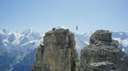 Stephan Siegrist hat seine Highline an den Birger Zwillingstürmen gespannt. Vor der Kulisse von Eiger, Mönch und Jungfrau. Auf 3000 Metern Höhe. Stephan Siegrist hat seine Highline an den Birger Zwillingstürmen gespannt. Vor der Kulisse von Eiger, Mönch und Jungfrau. Auf 3000 Metern Höhe.