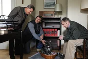 Bürgermeister Schattenhofer befürchtet, dass er eine Hundehaarallergie hat. Von links: Lorenz Schattenhofer (Werner Rom), Sebastian Wildner (Herbert Ulrich) und Xaver (Michael Schreiner).