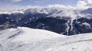 "Harrys liabste Hütt'n", "Gasteinertal - Salzburg." Im Gasteinertal in Salzburg startet Harry Prünster von Bad Hofgastein auf die Weitmoser Alm zu Julian Scharfetter. Seine Hütte zählt zu den sogenannten "Skihaubenhütten". Das bedeutet, dass ein prominenter Salzburger Haubenkoch ein Gericht speziell für eine Hütte kreiert. Wer es heuer geworden ist, verrät Julian Scharfetter im Gespräch, und er erzählt auch, dass er 44 verschiedene Weine von österreichischen und internationalen Winzern anbietet. Gemeinsam fahren Harry und Julian Scharfetter weiter zur Pop Up Alm. Julian hat die ehemalige Liftstation vor einigen Jahren gekauft und betreibt mit zwei Freunden das originelle Lokal deren Bar aus 200 Bierkisten besteht. Auf der Graukogelhütte erzählt Franz Weiss von der Geschichte des Skigebietes, das durch die Alpine Skiweltmeisterschaft 1958 bekannt wurde und Toni Sailer drei Goldmedaillen bescherte. Auf der Speisekarte steht typische Hüttenkost wie Ripperln, Kasnocken, Käsefondue und Knödelteller. In Sportgastein steigt Harry auf die Langlaufski um und besucht Otto und Liene Klaffenböck vom Valeriehaus. Diese Hütte wurde 1889 erbaut und nach der jüngsten Tochter von Kaiser Franz Josef und Elisabeth benannt. Ein "Kaiserteller" und ein "Kaisersalat" sind - so sagt Otto Klaffenböck mit einem Augenzwinkern - eine kleine Reminiszenz an die Habsburger.