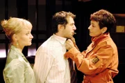 Sabrina (Despina Pajanou, re.) macht kein Hehl daraus, dass sie Petzold (Merab Ninidze) für den Mörder hält. (Eva Herzig, li.).