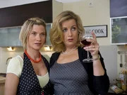Katja Marquardt (Astrid M. Fünderich, links) ist zu Besuch bei ihrer Schwester Sarah Marquardt (Alexa Maria Surholt).