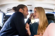 Beim gemeinsamen Picknick kommen sich Marlon (Matthias Kelle) und Julia (Mirka Pigulla) näher.