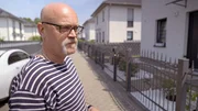 ARD/SWR ZUGEPFLASTERT!, "Wie schützen wir unsere Städte vor dem Hitzekollaps?", am Mittwoch (13.08.25) um 22:50 Uhr im ERSTEN. Auch Privathaushalte können gegen die Hitze aktiv werden. Ulf Soltau, Biologe und Autor des Blogs „Gärten des Grauens“, zeigt die Nachteile der beliebten Schottergärten auf – und rät zu Alternativen, die für Klima und Biodiversität förderlich sind.