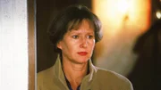 Jutta (Claudia Loerding) kommt nach Hause und kann nicht glauben, was sie sieht...