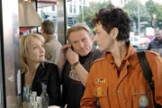 Caro (Eva Herzig, li.), Mike (Konstantin Graudus) und Sabrina (Despina Pajanou) legen eine kurze Ermittlungspause am Imbiss auf der Reeperbahn ein.