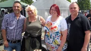 Trödelprofi Mauro Corradino (li.) mit Petra, Constanze und Marcel auf dem Flohmarkt