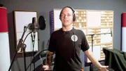 Für Dominik ist ein großer Tag: Der 22-Jährige nimmt im Tonstudio seinen ersten eigenen Song auf.