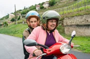 Julia (Meriel Hinsching) und Uta Helmreich (Ramona Kunze-Libnow) auf schnellstem Weg zum Rothe Hof