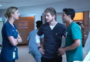 "Atlanta Medical", "Stromausfall." Durch einen Sturm kommt es im Chastain Memorial Hospital zu einem Stromausfall. Nun muss das Personal die Patienten ohne Hilfe von moderner Technik versorgen. Weiters befiehlt Dr. Bell einen Aufnahmestopp von neuen Patienten. Als jedoch ein Kind in die Notaufnahme eingeliefert wird, setzen sich Conrad und Devon darüber hinweg. Unterdessen müssen Mina und AJ ohne Strom die Herzoperation an einem Frühgeborenen zu Ende bringen.Im Bild (v.li.): Emily VanCamp (Nicolette Nevin), Matt Czuchry (Dr. Conrad Hawkins), Manish Dayal (Dr. Devon Pravesh).