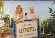 Das 'kleine Hotel am großen See' läuft prächtig, doch nun kommen auf Antonia (Uschi Glas, li.) und Regina (Ruth Drexel) andere Schwierigkeiten zu.