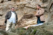 ARD HEITER BIS T&Ouml;DLICH - ALLES KLARA, FOLGE 7 (WH.), "Wanderung in den Tod", am Donnerstag (25.07.13) um 18:30 Uhr im ERSTEN. Leichenfund am Harzer Naturistenstieg: Ollie (Christoph Hagen Dittmann, l.) hat Kommissar Paul Kleinert (Felix Eitner, r.) gerufen und ihm so seinen geplanten Kinoabend verdorben.