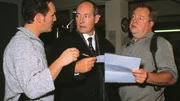 Bongartz (Max Gertsch, l.) und Kehler (Wolfgang Bathke, r.) befragen Reinhard Wellmann (Rene Schoenberger), den Inhaber der Senffabrik. Eher widerwillig gibt er zu, erpresst zu werden...